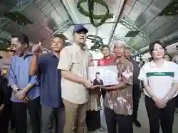 Menerima Bingkisan dari Presiden, Warga Rempang Berterima Kasih kepada Pak Prabowo